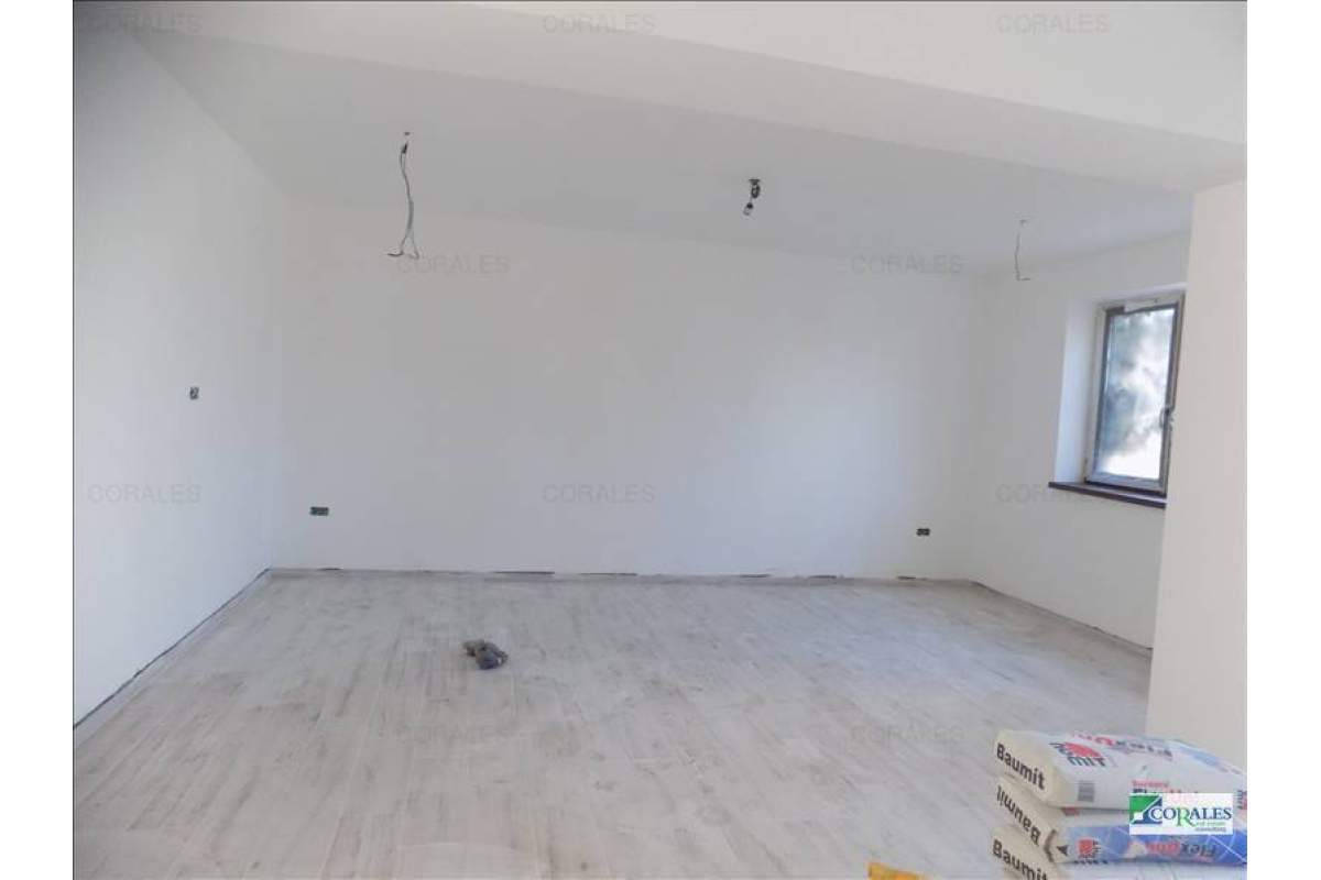  1/2 duplex de lux in oras, pozitie excelenta, zona linistita.