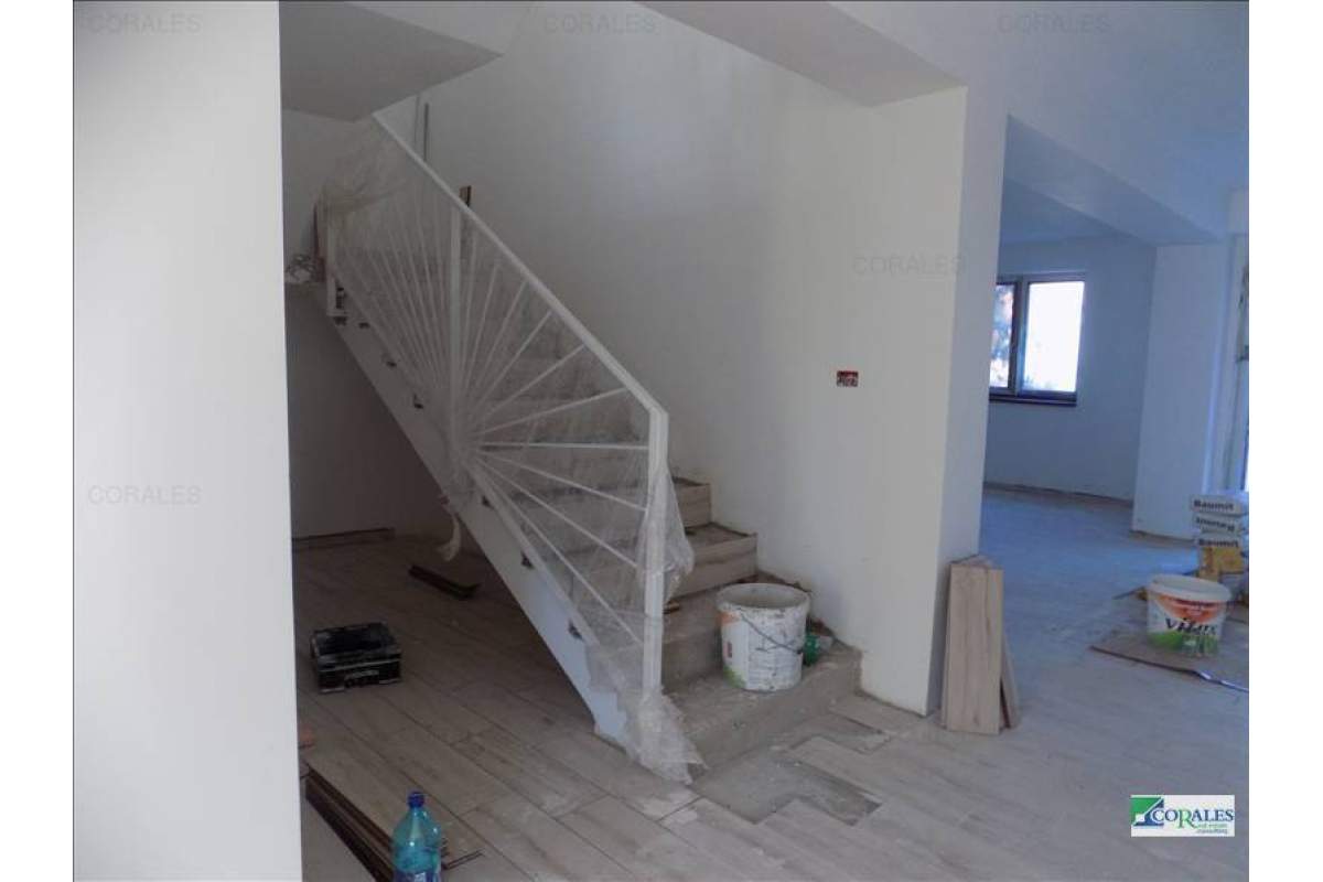  1/2 duplex de lux in oras, pozitie excelenta, zona linistita.