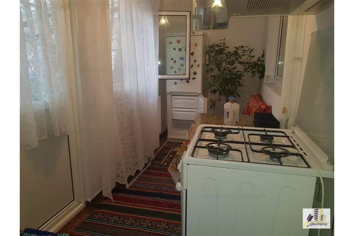 Apartament 2 camere semidecomandat in Gradinari