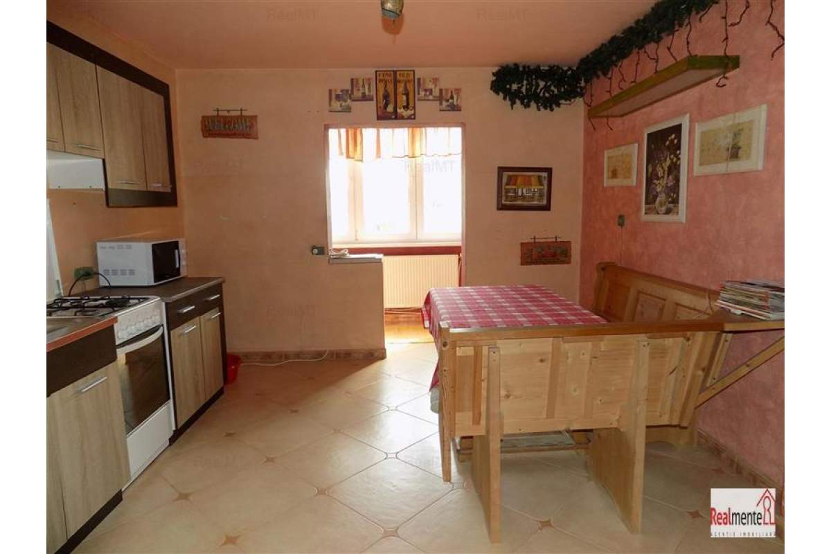 Apartament 3 camere, decomandat, Cetate-Mercur