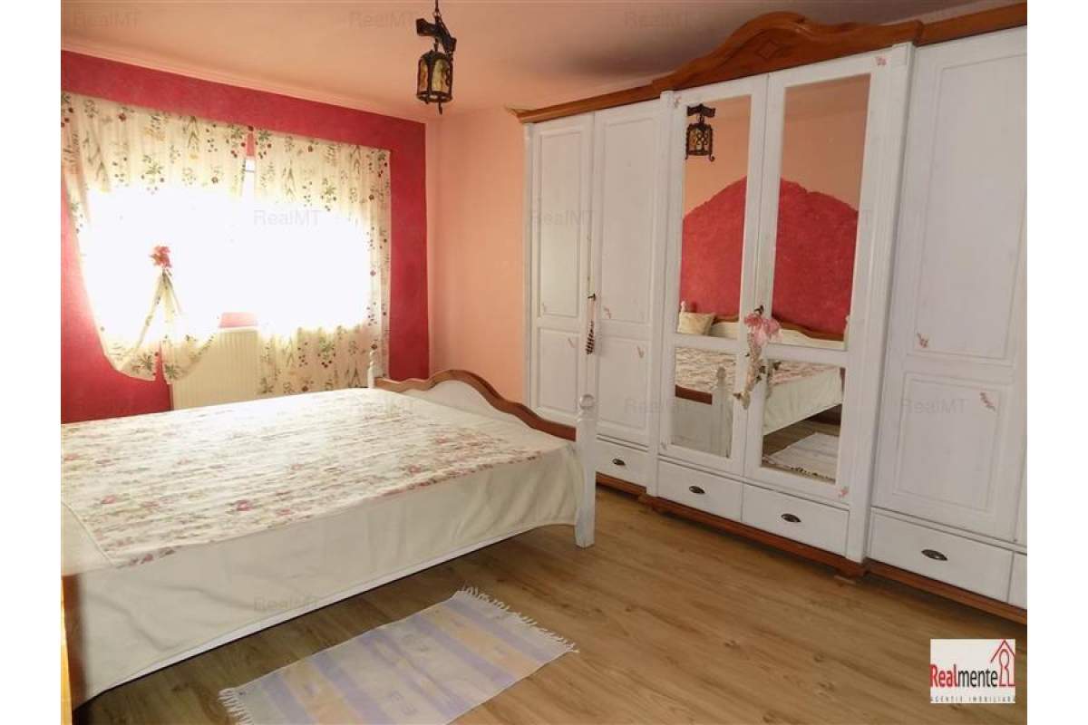 Apartament 3 camere, decomandat, Cetate-Mercur