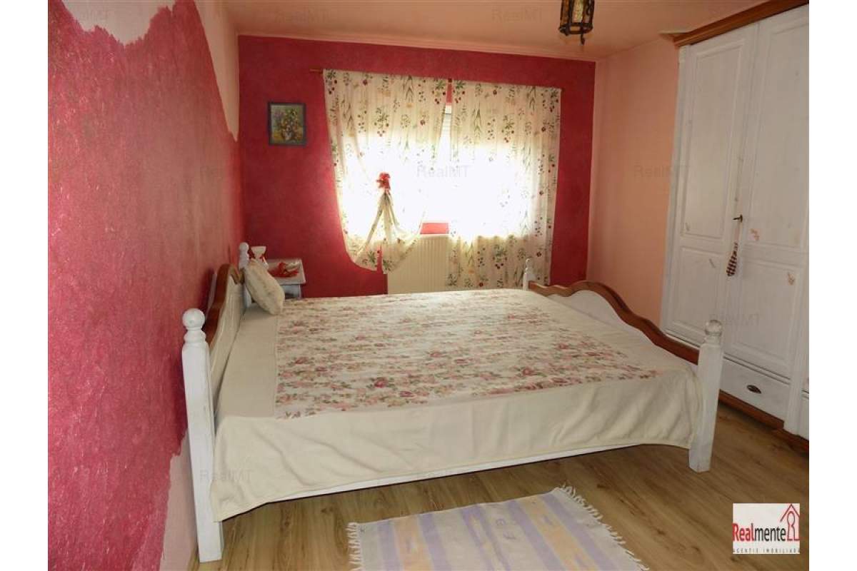 Apartament 3 camere, decomandat, Cetate-Mercur