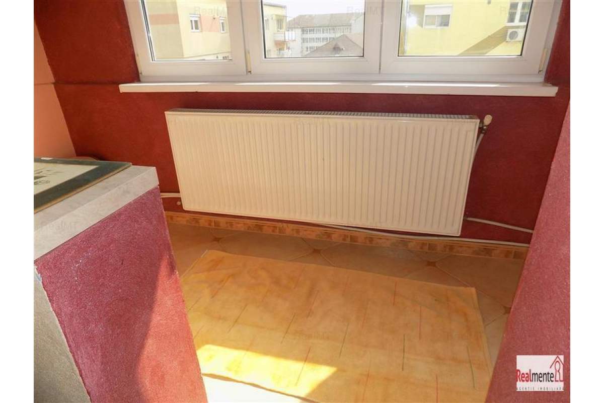 Apartament 3 camere, decomandat, Cetate-Mercur