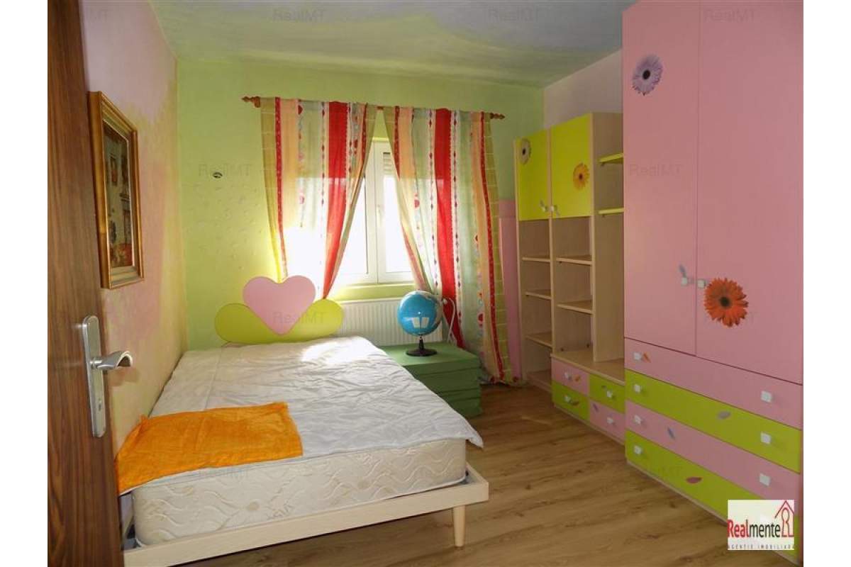 Apartament 3 camere, decomandat, Cetate-Mercur