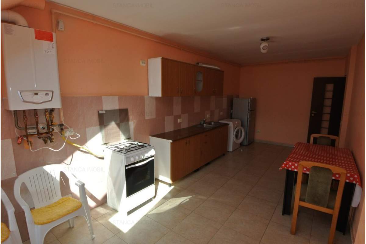  Apartament 3 camere, decomandat, zona Calea Moldovei