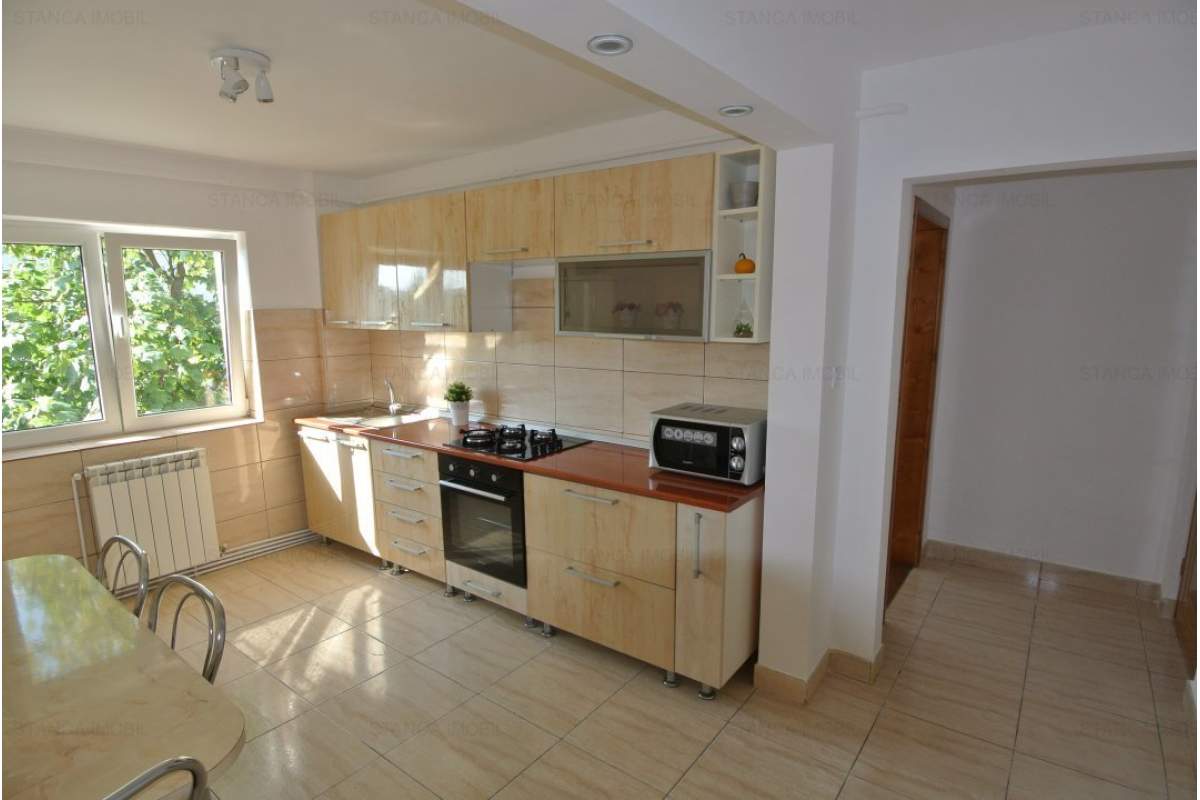 Apartament 3 camere, decomandat, zona Plopilor