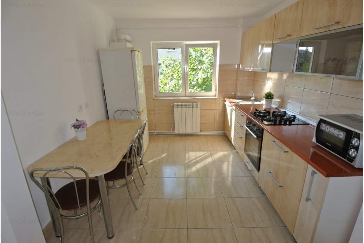 Apartament 3 camere, decomandat, zona Plopilor