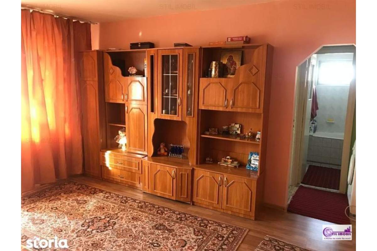 Apartament 3 camere semidecomandat Alexandru cel Bun zona Zimbru