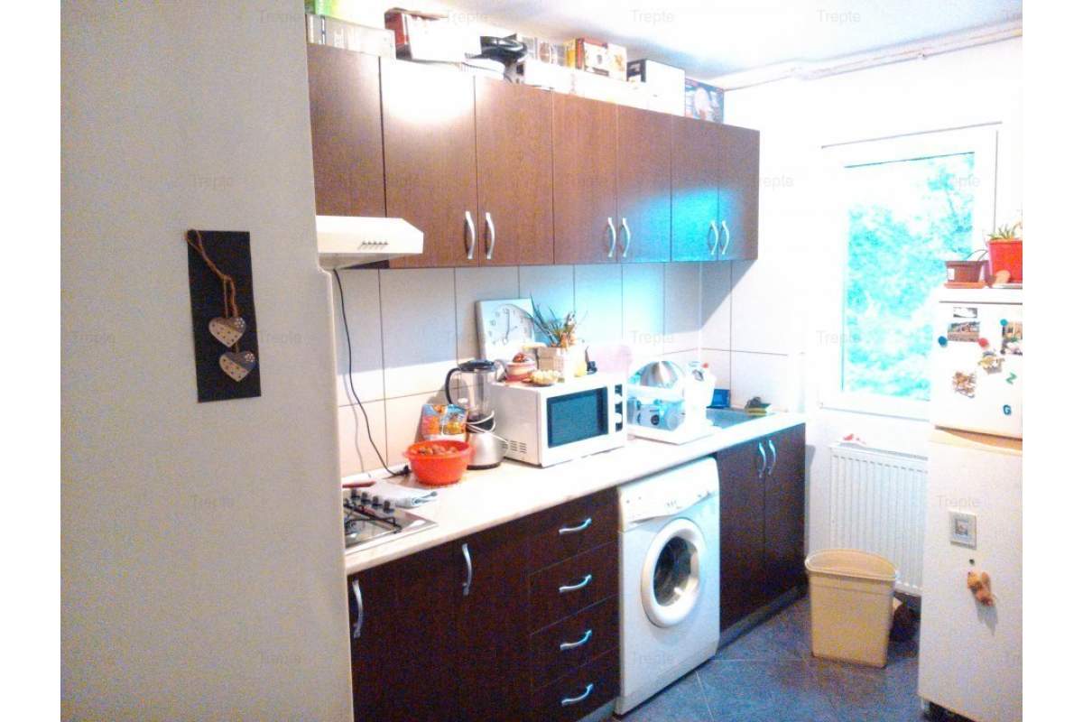 Apartament doua camere, bucatarie mobilata