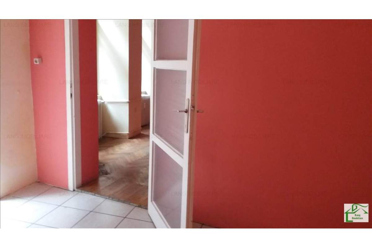  Apartament in zona Ultracentrala , pretabil pentru birouri