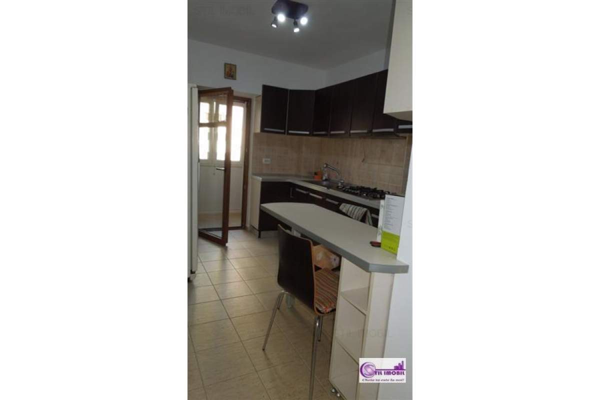 Apartament trei camere Centru Civic 450 euro