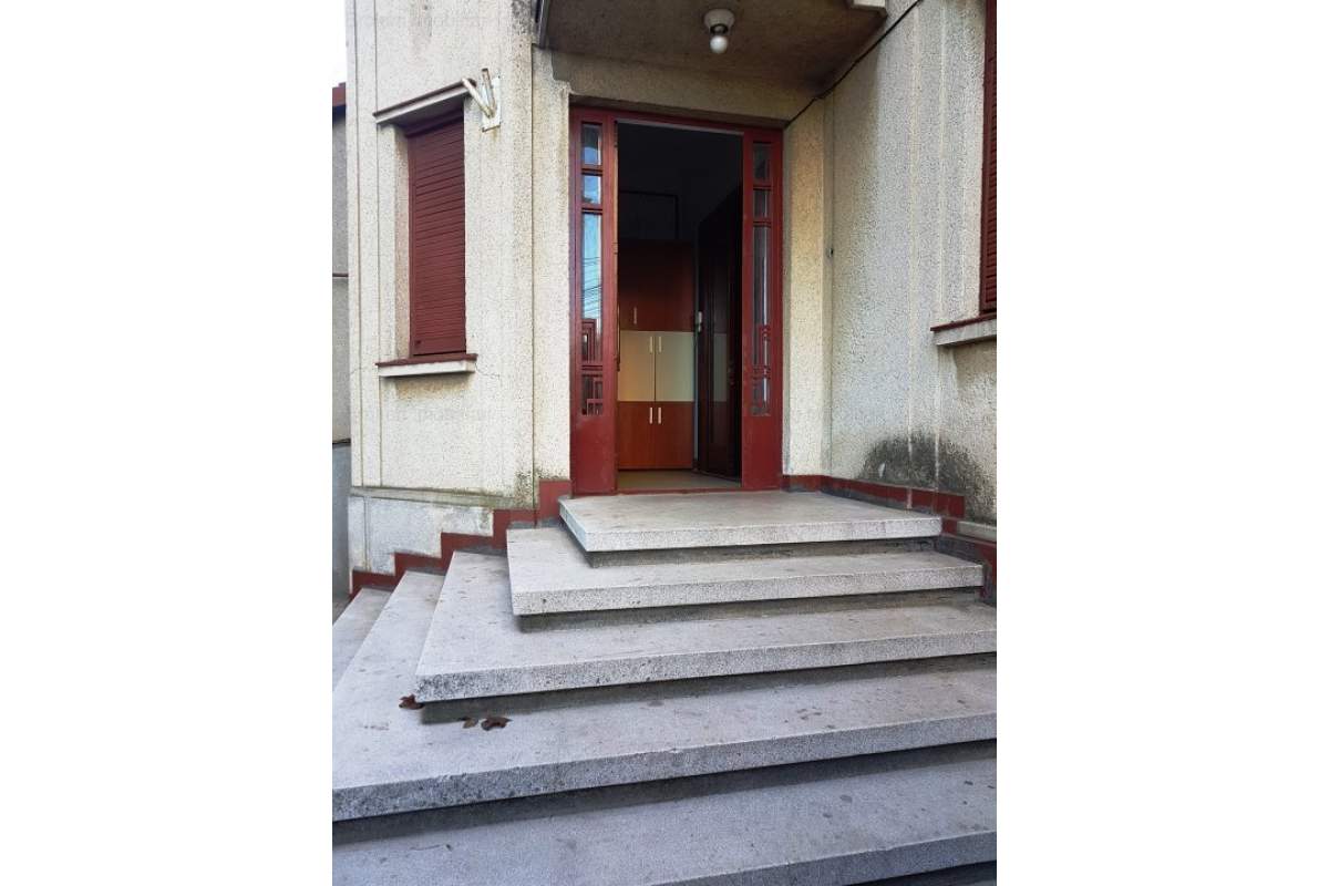 Capitol - casa 3 camere , 80 mp + curte , ideal birouri.