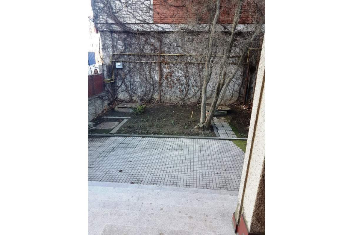 Capitol - casa 3 camere , 80 mp + curte , ideal birouri.
