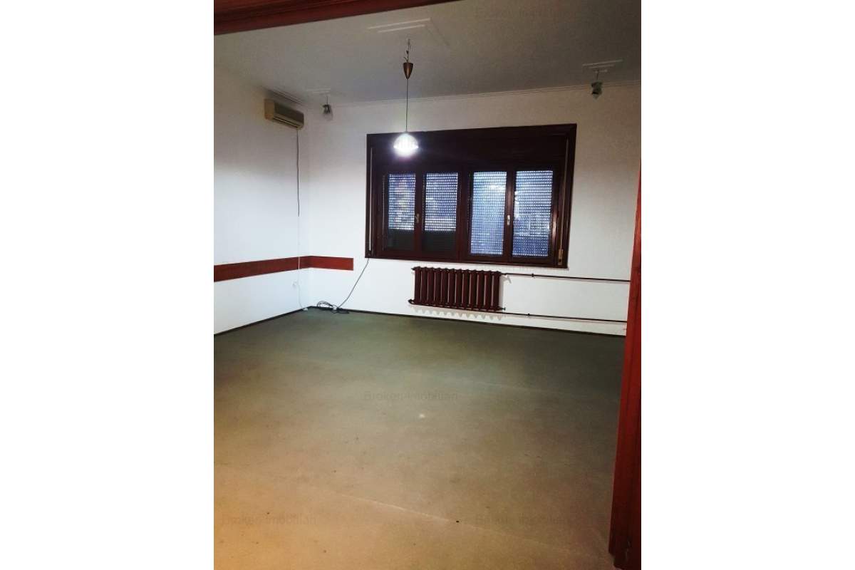 Capitol - casa 3 camere , 80 mp + curte , ideal birouri.