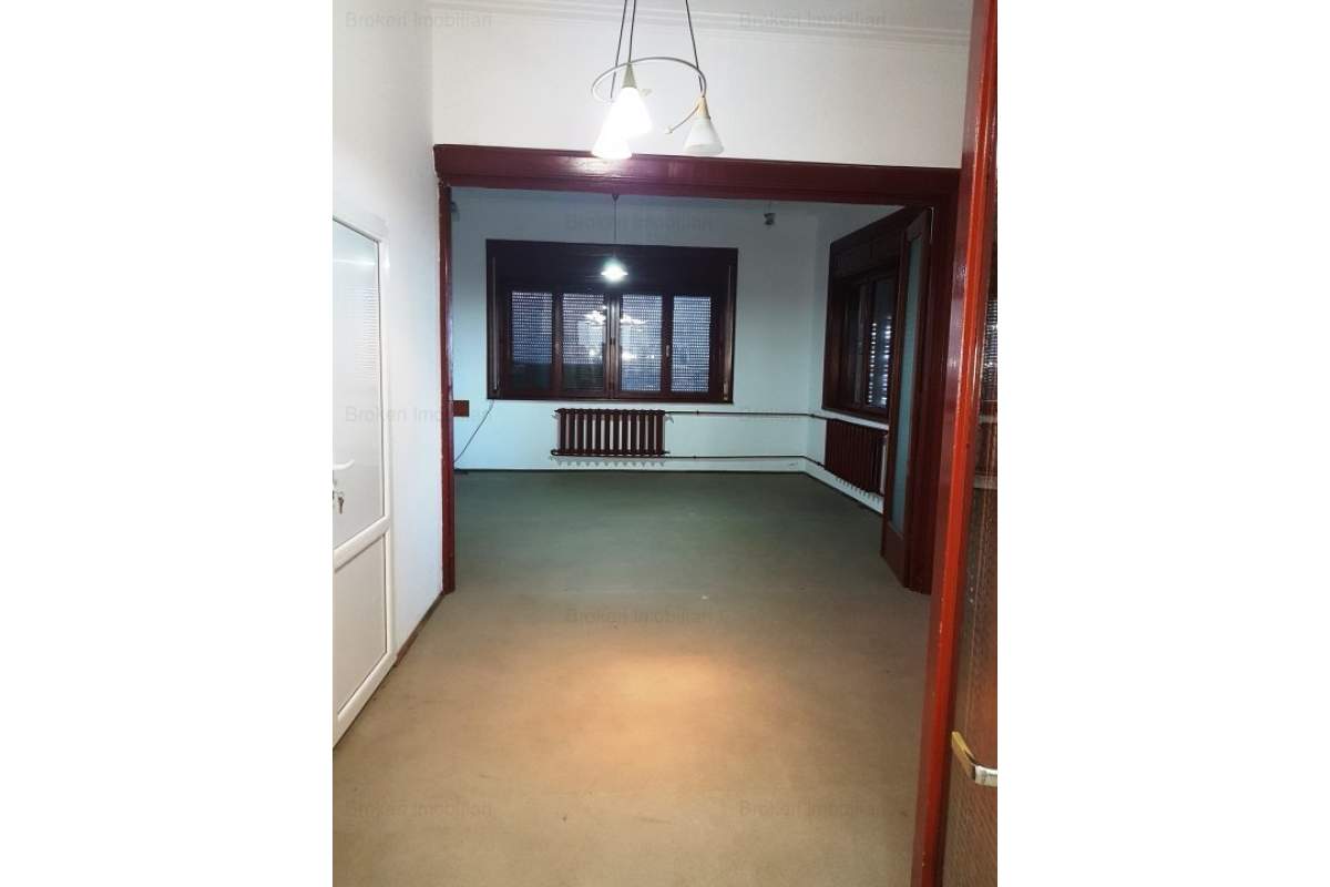 Capitol - casa 3 camere , 80 mp + curte , ideal birouri.
