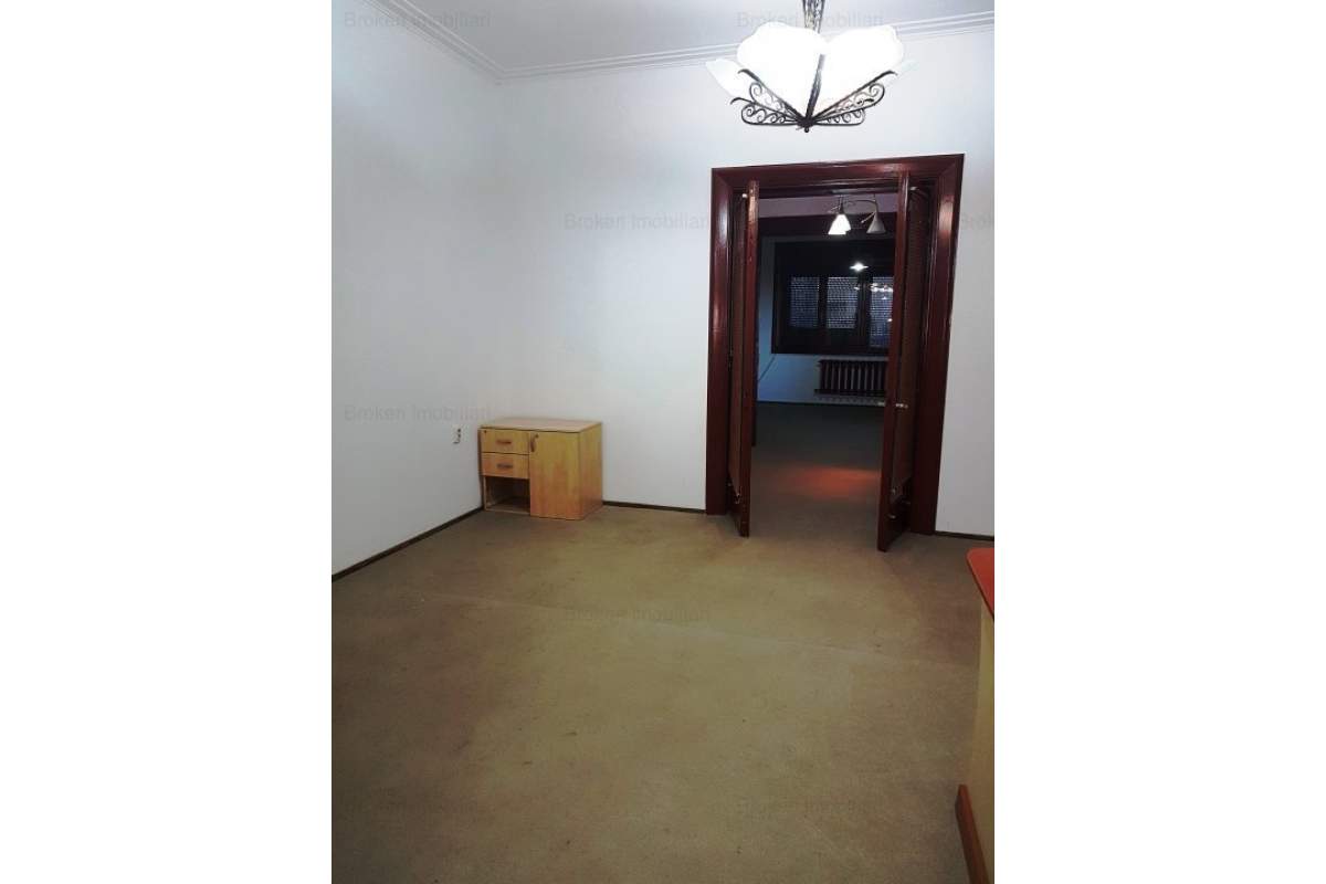 Capitol - casa 3 camere , 80 mp + curte , ideal birouri.