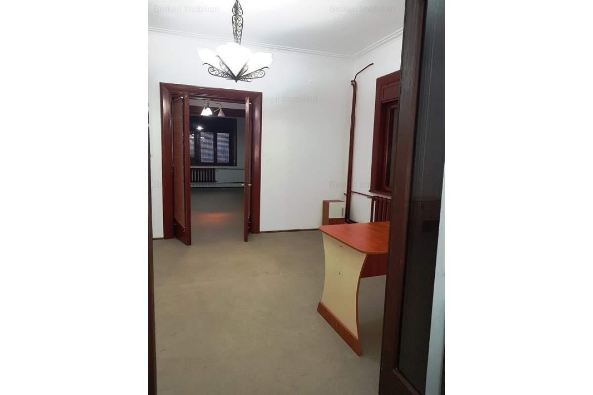 Capitol - casa 3 camere , 80 mp + curte , ideal birouri.