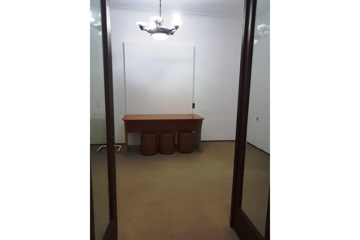 Capitol - casa 3 camere , 80 mp + curte , ideal birouri.
