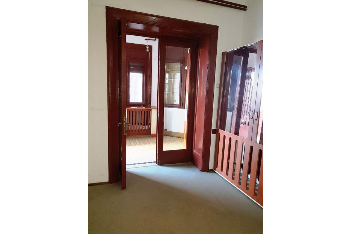 Capitol - casa 3 camere , 80 mp + curte , ideal birouri.