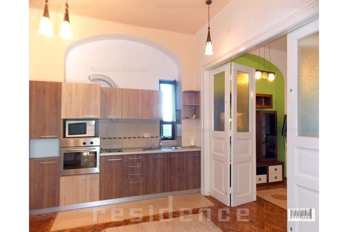  Casa 3 camere, zona semicentrala, Horea + Curte proprie si Garaj