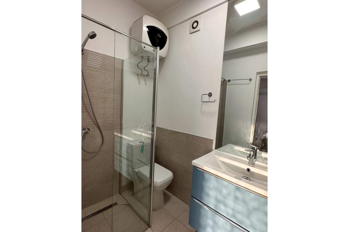 Dacia-Eminescu-Pizza Hut Mosilor bloc tip vila gars. mob.contract Anaf 350 Euro