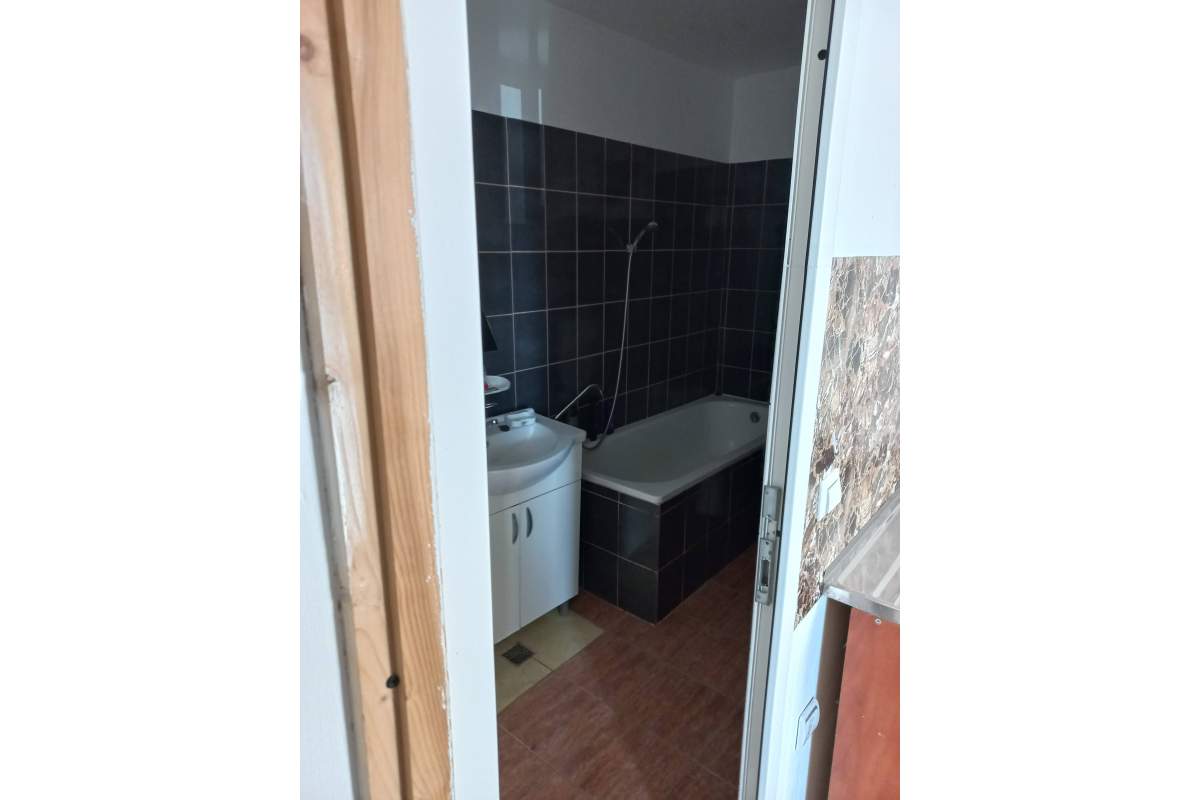 Dau in chirie apartament in Vila Duplex nemobilat , mobilat partial zona Vasile Alecsandri