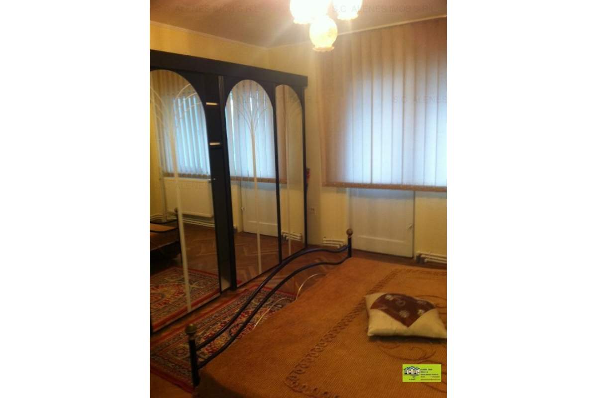De inchiriat apartament 3 camere,renovat si utilat totul nou,zona ultracentrala