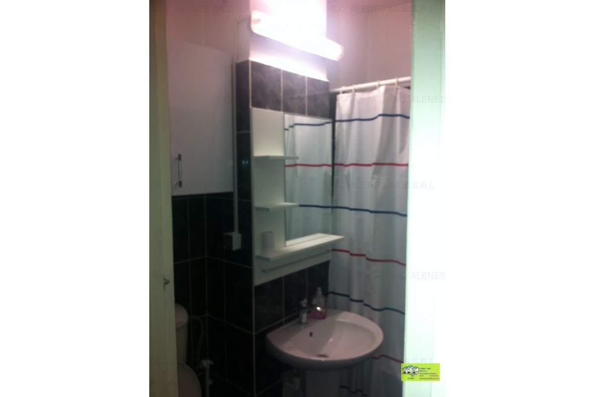 De inchiriat apartament 3 camere,renovat si utilat totul nou,zona ultracentrala