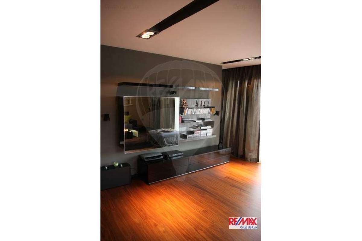 De inchiriat casa cu terasa generoasa si panorama superba in Gruia