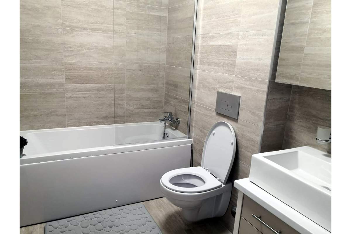 Inchiriere apartament 2 camere cu gradina, terasa si piscina