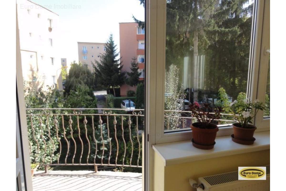  Inchiriere camera cu baie si balcon la vila.