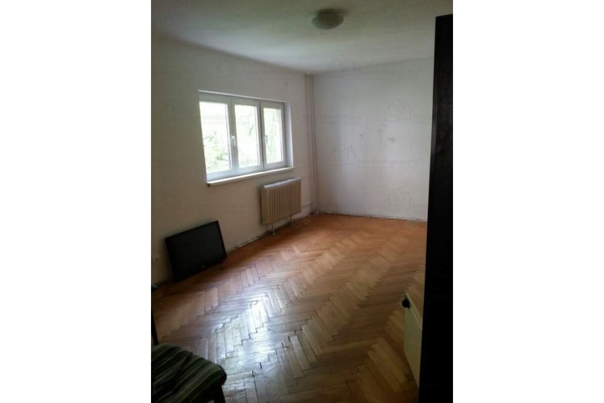  Inchiriez Apartament 2 camere decomandat cu centrala Zona Lipovei