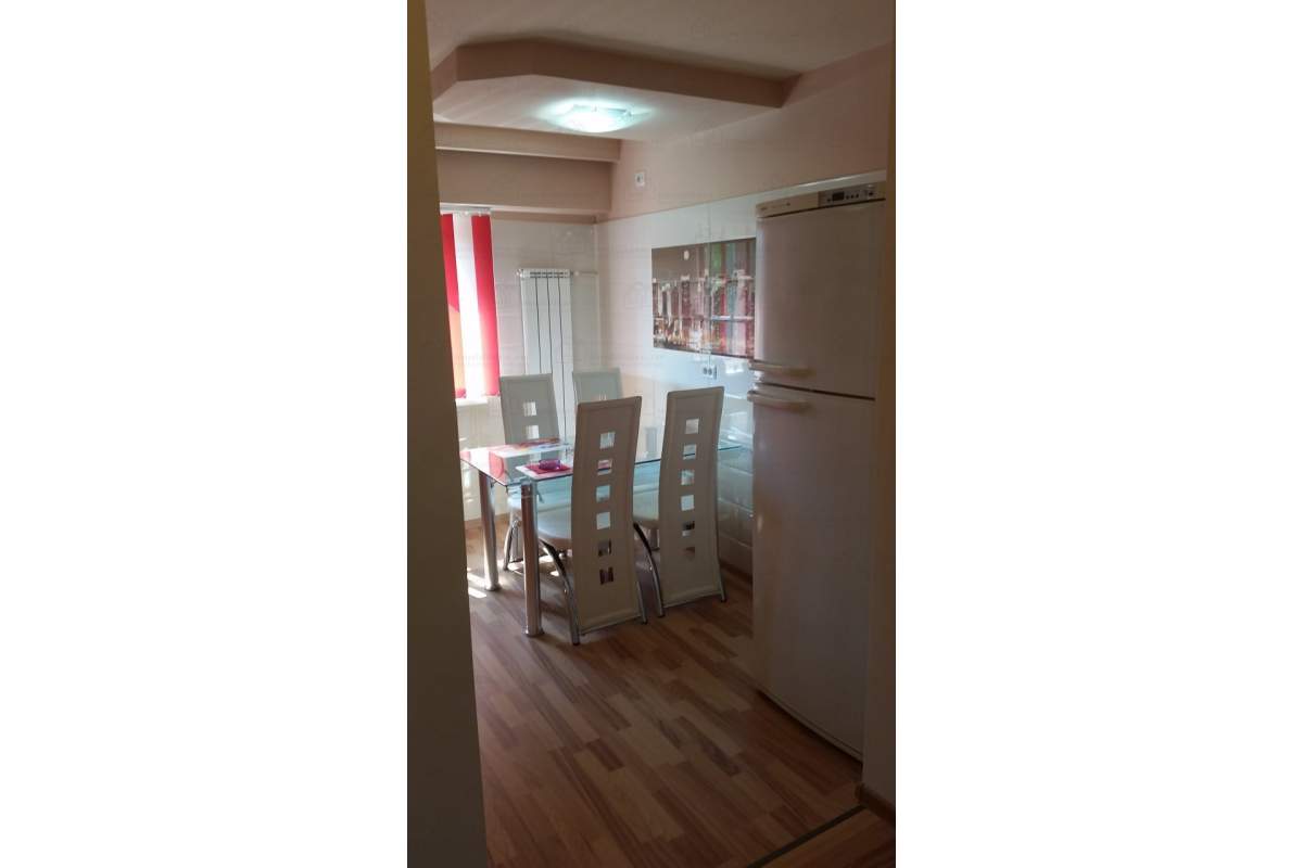  Inchiriez apartament 3 camere lux