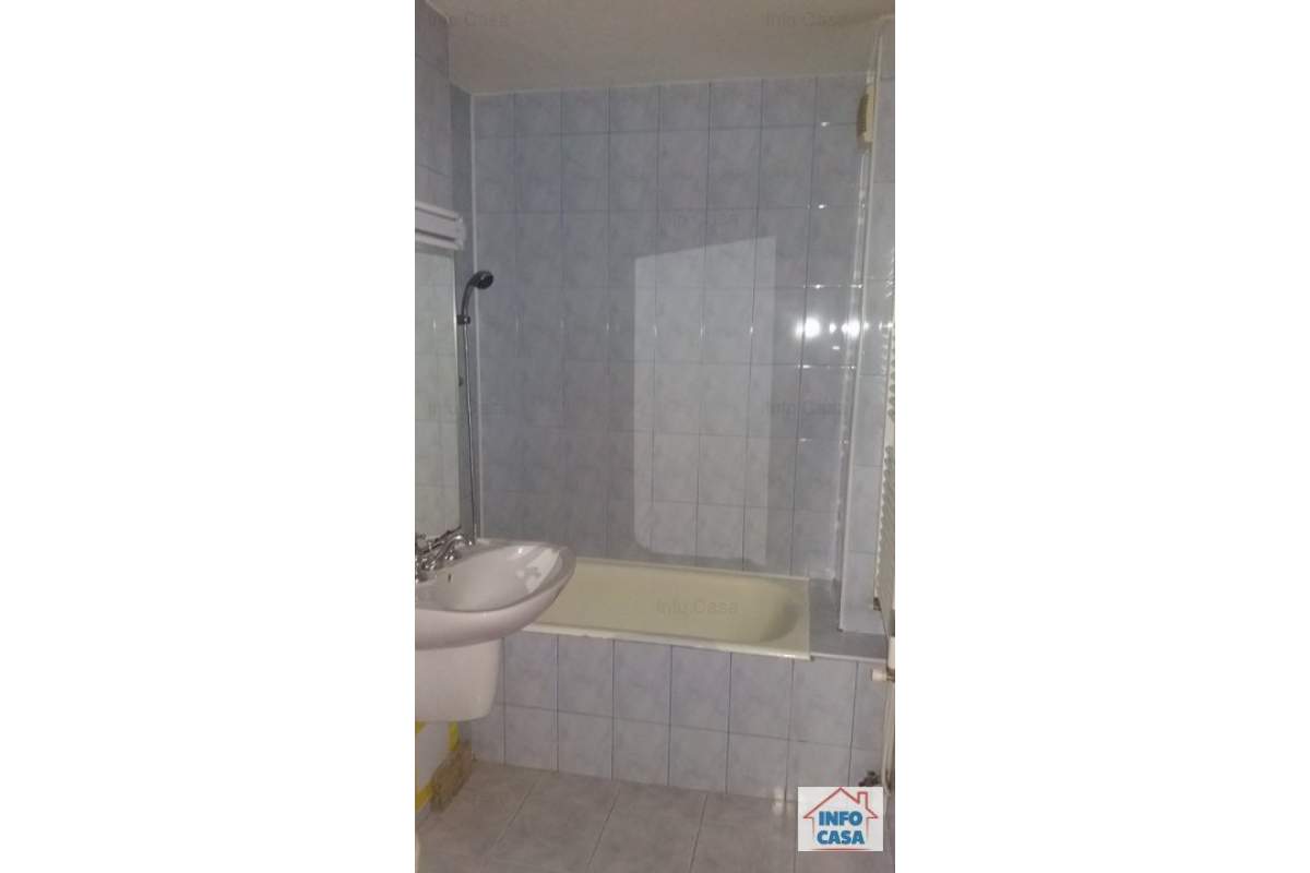 Inchiriez apartament 4 camere
