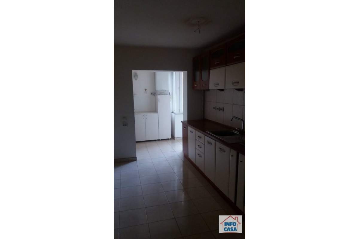 Inchiriez apartament 4 camere