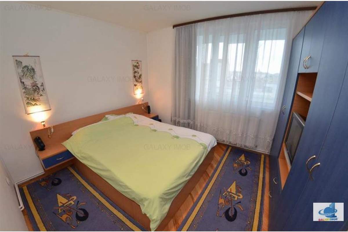  Inchiriez apartament mobilat si utilat, cu 3 camere in zona centrala