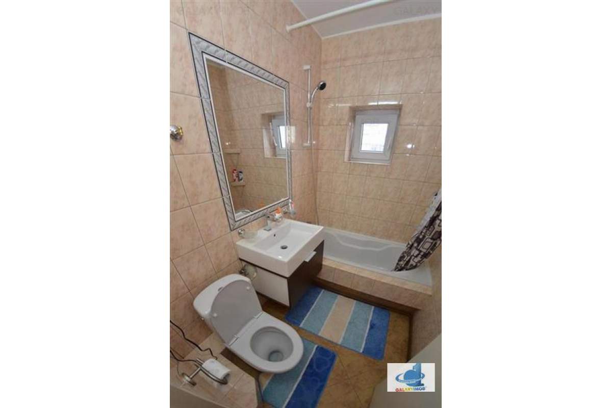  Inchiriez apartament mobilat si utilat, cu 3 camere in zona centrala