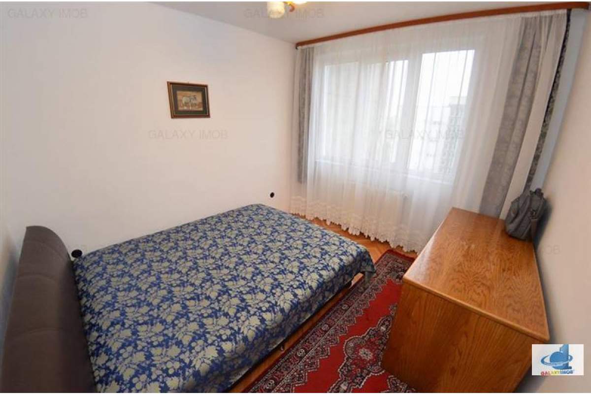  Inchiriez apartament mobilat si utilat, cu 3 camere in zona centrala