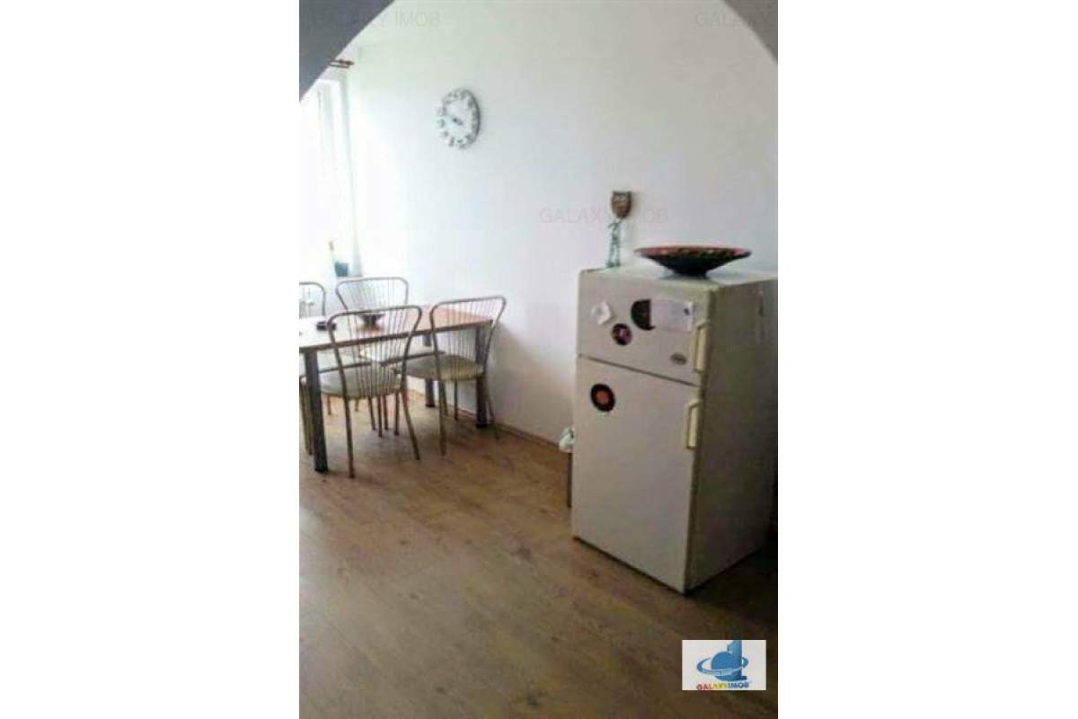  Inchiriez apartament ultracentral cu 3 camere in centru, langa BCR