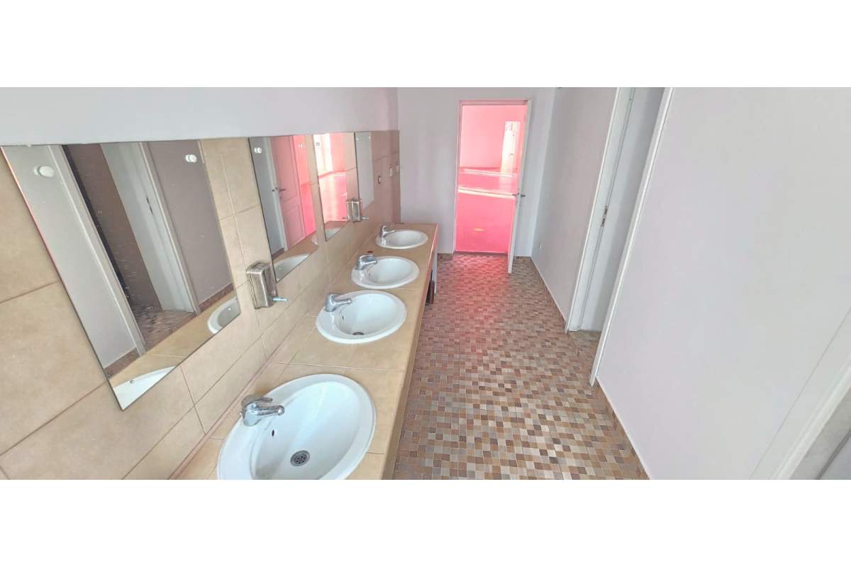 Intreg sau partial :370 MP la PARTER,langa metrou BASARAB,10EUR MP.FARA COMISION!