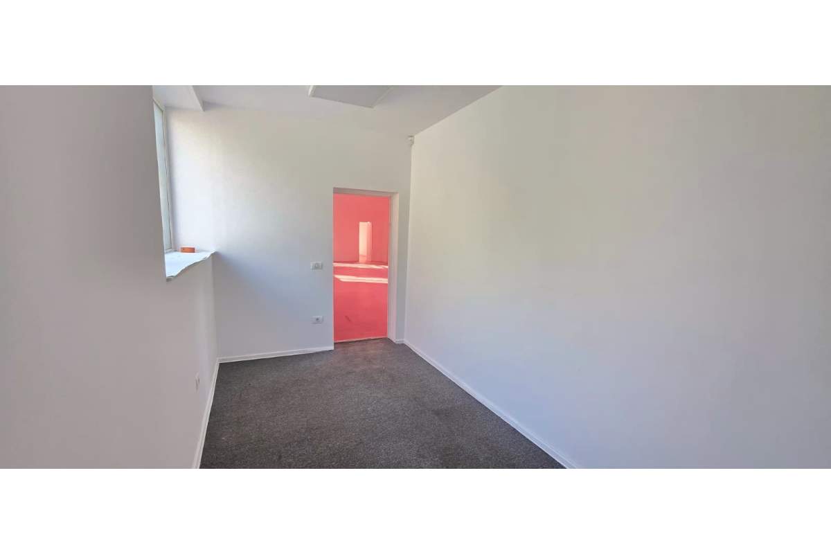 Intreg sau partial :370 MP la PARTER,langa metrou BASARAB,10EUR MP.FARA COMISION!