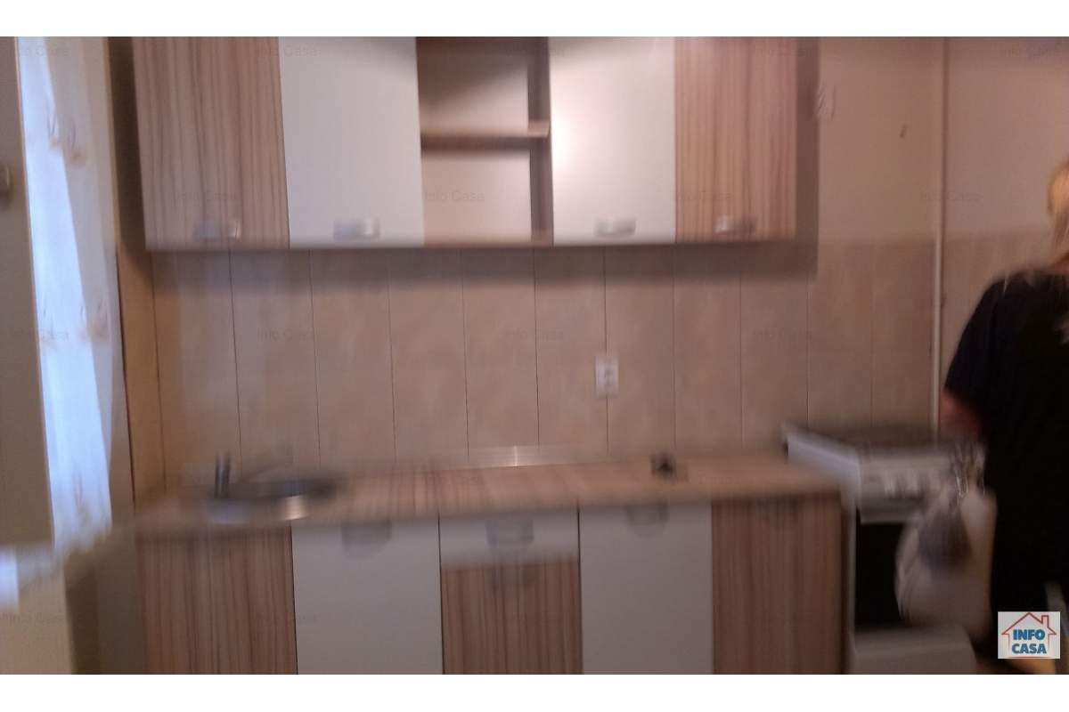 Ofer 3 camere de inchiriat