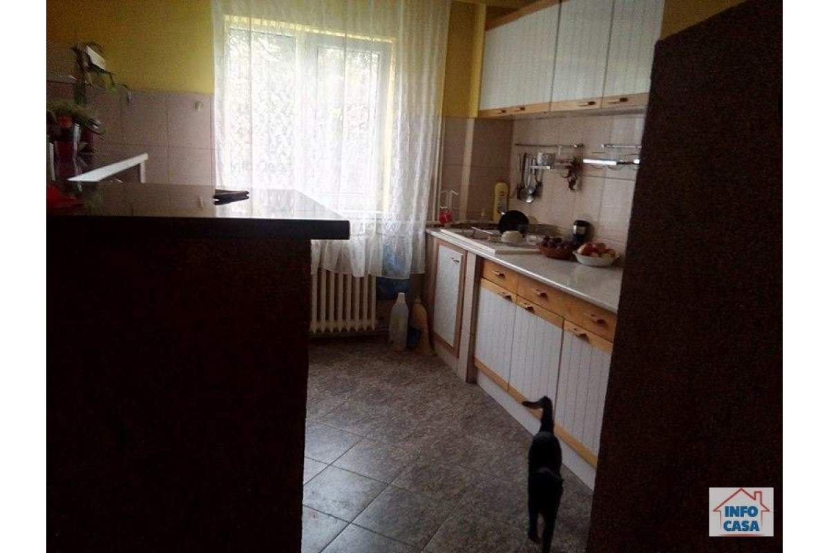 Ofer de inchiriat 4 camere