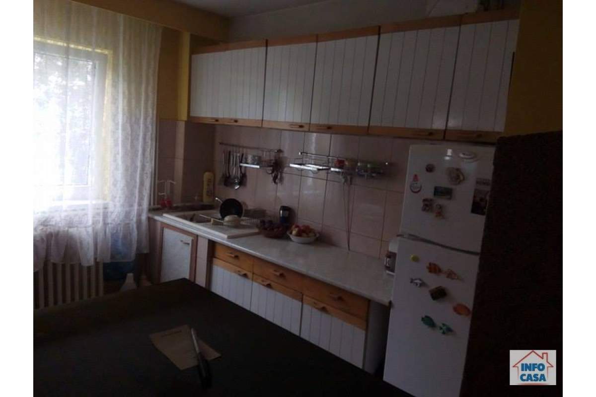 Ofer de inchiriat 4 camere