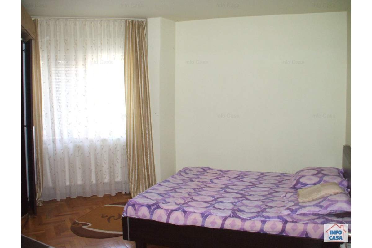  Proprietar ofer de inchiriat ap. 4 camere, Deva, central