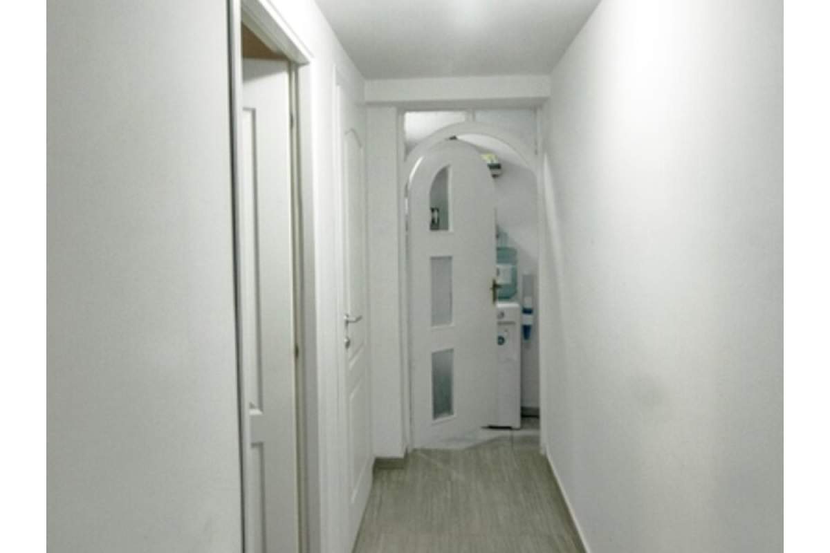 Unirii Calea Calarasilor-Hala Traian vila p+1 etajul 1 apt.2 cam 32 mp pt.activitati firme chiria 260 Euro