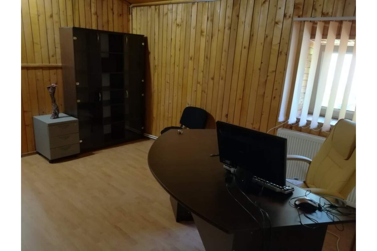 Unirii Calea Calarasilor-Hala Traian vila p+1 etajul 1 apt.2 cam 32 mp pt.activitati firme chiria 260 Euro