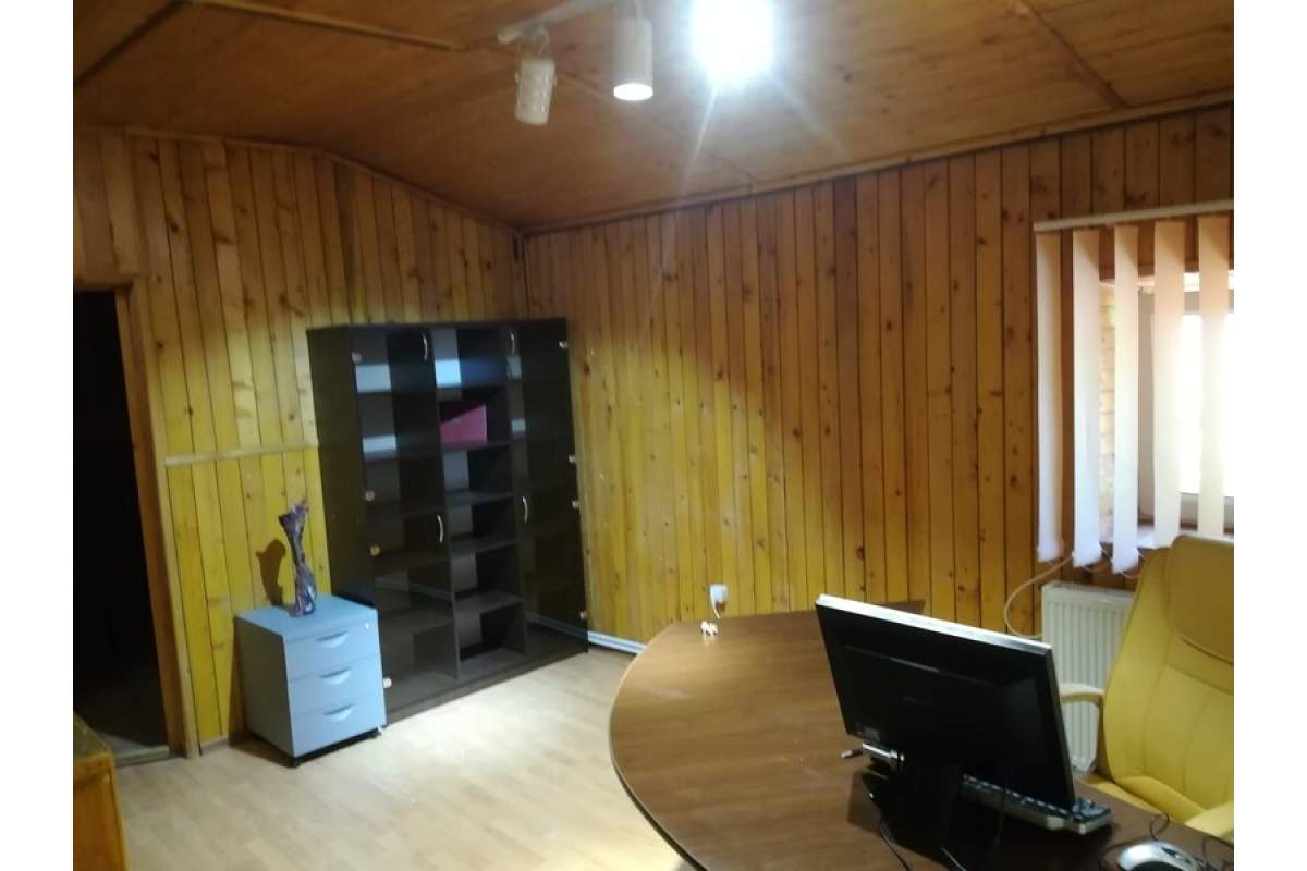 Unirii Calea Calarasilor-Hala Traian vila p+1 etajul 1 apt.2 cam 32 mp pt.activitati firme chiria 260 Euro