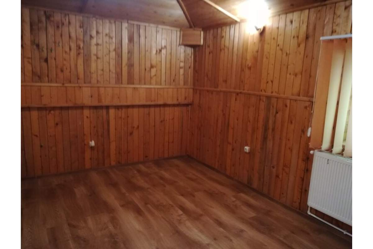 Unirii Calea Calarasilor-Hala Traian vila p+1 etajul 1 apt.2 cam 32 mp pt.activitati firme chiria 260 Euro