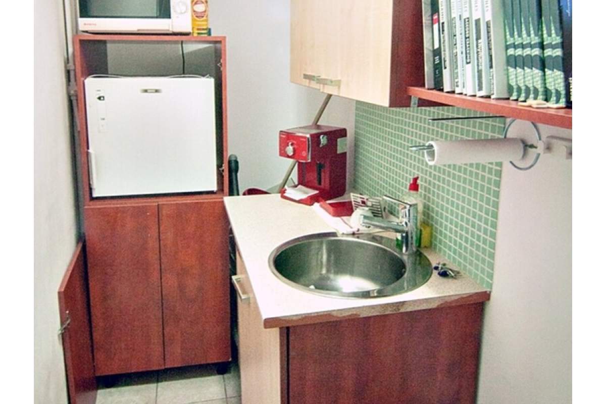 Unirii Calea Calarasilor-Hala Traian vila p+1 etajul 1 apt.2 cam 32 mp pt.activitati firme chiria 260 Euro